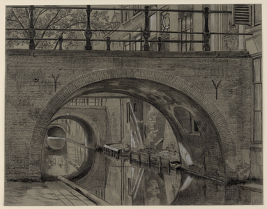 30962 Gezicht onder enkele bruggetjes over het zuidelijke gedeelte van de Kromme Nieuwegracht te Utrecht op de werf ter ...